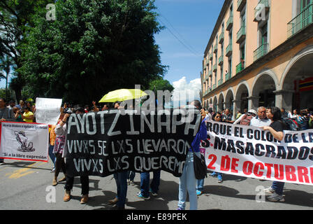 Veracruz, Mexique. 2 octobre, 2014. 'Anarchistes' ont défilé dans les rues de Veracruz à se souvenir du massacre d'étudiants le 2 octobre 1968 et les 43 élèves récemment disparus dans l'État de Guerrero. Credit : Raúl Méndez Velázquez/Pacific Press/Alamy Live News Banque D'Images