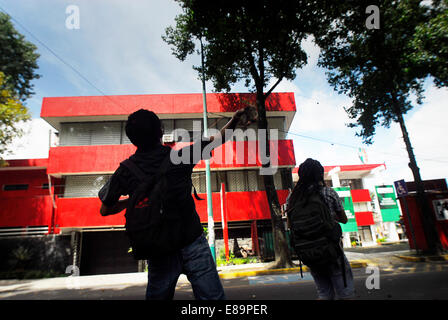 Veracruz, Mexique. 2 octobre, 2014. 'Anarchistes' dans les rues de Veracruz et certains lancent des pierres pour le Parti révolutionnaire institutionnel" de l'Administration centrale de se rappeler le massacre d'étudiants le 2 octobre 1968 et les 43 élèves récemment disparus dans l'État de Guerrero. Credit : Raúl Méndez Velázquez/Pacific Press/Alamy Live News Banque D'Images