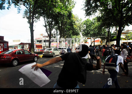 Veracruz, Mexique. 2 octobre, 2014. 'Anarchistes' dans les rues de Veracruz et certains lancent des pierres pour le Parti révolutionnaire institutionnel" de l'Administration centrale de se rappeler le massacre d'étudiants le 2 octobre 1968 et les 43 élèves récemment disparus dans l'État de Guerrero. Credit : Raúl Méndez Velázquez/Pacific Press/Alamy Live News Banque D'Images