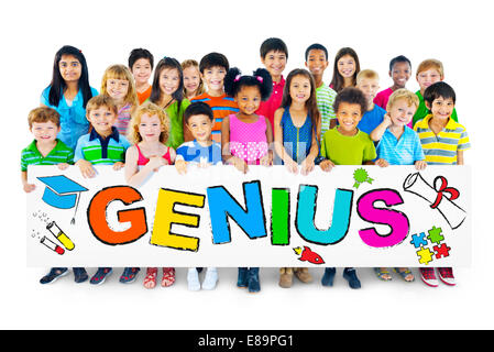 Groupe multiethnique d'enfants avec Concept Genius Banque D'Images