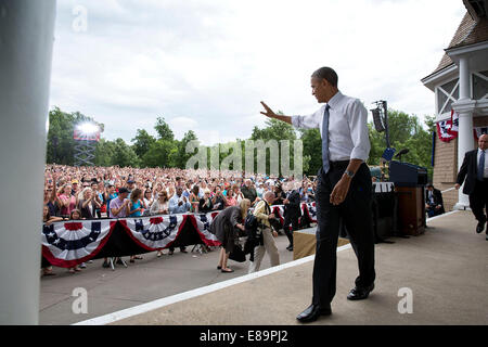 Le président Barack Obama des vagues à la foule après avoir prononcé les remarques sur l'économie, au lac Harriet Bandshell à Minneapolis, au Minnesota, le 27 juin 2014. Banque D'Images