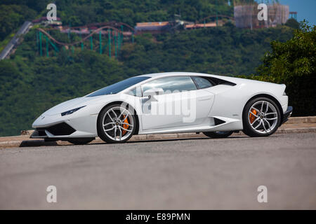 Aberdeen, Hong Kong, le 18 septembre 2014. Vue de côté de la nouvelle voiture de sport Lamborghini Ouragan, stationné près d'un chantier naval. Séance photo pour l'Asie Pacifique Boating Magazine. Banque D'Images