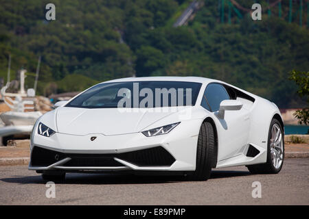 Aberdeen, Hong Kong, le 18 septembre 2014. Vue en angle de la nouvelle voiture de sport Lamborghini Ouragan, stationné près d'un chantier naval. Séance photo pour l'Asie Pacifique Boating Magazine. Banque D'Images