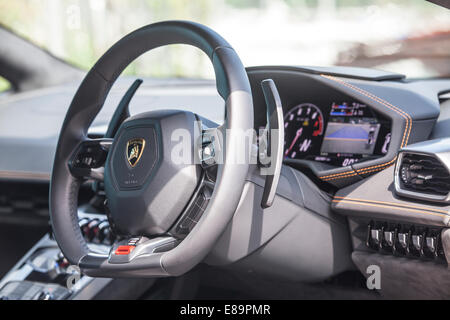 Aberdeen, Hong Kong, le 18 septembre 2014. Vue de l'intérieur de la nouvelle voiture de sport Lamborghini Ouragan, stationné près d'un chantier naval. Séance photo pour l'Asie Pacifique Boating Magazine. Banque D'Images