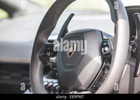 Aberdeen, Hong Kong, le 18 septembre 2014. Vue sur le volant de la nouvelle voiture de sport Lamborghini Ouragan, stationné près d'un chantier naval. Séance photo pour l'Asie Pacifique Boating Magazine. Banque D'Images