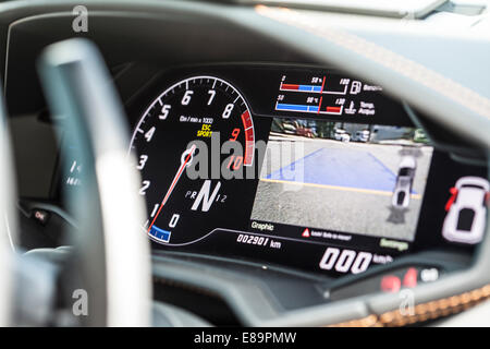 Aberdeen, Hong Kong, le 18 septembre 2014. Vue de la planche de bord de la nouvelle voiture de sport Lamborghini Ouragan, stationné près d'un chantier naval. Séance photo pour l'Asie Pacifique Boating Magazine. Banque D'Images