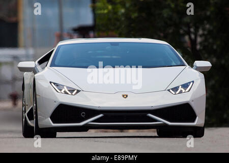 Aberdeen, Hong Kong, le 18 septembre 2014. Vue rapprochée de la nouvelle voiture de sport Lamborghini Ouragan, stationné près d'un chantier naval. Séance photo pour l'Asie Pacifique Boating Magazine. Banque D'Images