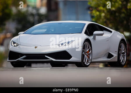 Aberdeen, Hong Kong, le 18 septembre 2014. Vue rapprochée de la nouvelle voiture de sport Lamborghini Ouragan, stationné près d'un chantier naval. Séance photo pour l'Asie Pacifique Boating Magazine. Banque D'Images