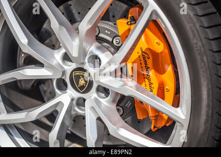 Aberdeen, Hong Kong, le 18 septembre 2014. Vue sur les roues de la nouvelle voiture de sport Lamborghini Ouragan, stationné près d'un chantier naval. Séance photo pour l'Asie Pacifique Boating Magazine. Banque D'Images