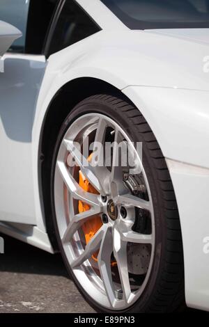 Aberdeen, Hong Kong, le 18 septembre 2014. Vue de côté de la nouvelle voiture de sport Lamborghini Ouragan, stationné près d'un chantier naval. Séance photo pour l'Asie Pacifique Boating Magazine. Banque D'Images