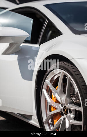 Aberdeen, Hong Kong, le 18 septembre 2014. Vue de côté de la nouvelle voiture de sport Lamborghini Ouragan, stationné près d'un chantier naval. Séance photo pour l'Asie Pacifique Boating Magazine. Banque D'Images