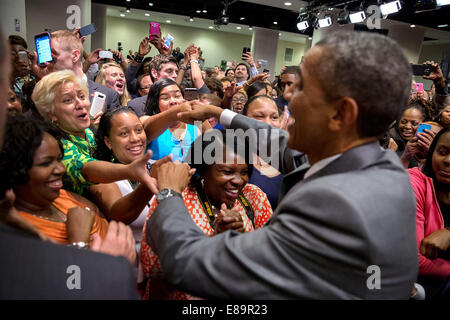 Le président américain Barack Obama salue le personnel de HUD remarques suivantes au ministère du Logement et du développement urbain dans la région de Washington, D.C., le 31 juillet 2014. Banque D'Images