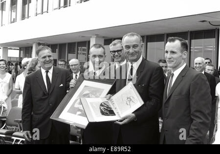 Le Président Lyndon Johnson montre les photos de l'astronaute Edward H. White II au cours de son historique "espace" activité extravéhiculaire (EVA) sur le vol de Gemini 4. Principaux participants de droite à gauche sont : Robert Gilruth (arrière-plan) Ed White, le Président Lyndon Johnson, Robert Seamans, Jim McDivitt et James Webb. Image #  : S65-33250 Date : Juin 14, 1965 Banque D'Images