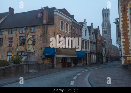 Tôt le matin, sur une rue de Bruges, Belgique Banque D'Images