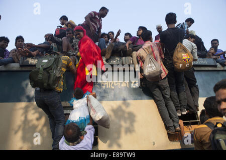 Dhaka, Bangladesh. 3 octobre, 2014. Les musulmans du Bangladesh sur le toit d'un train bondé alors qu'ils se déplacent dans leurs villages d'avance sur l'Eid al-Adha célébrations à la gare la plus Gazipure, Dhaka. Des millions de personnes à rentrer dans leurs villages pour célébrer la grande fête, l'Aïd Al-Adha avec leurs familles. Credit : Probal Rashid/ZUMA/Alamy Fil Live News Banque D'Images