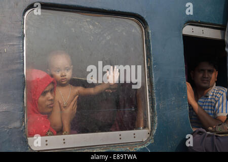 Dhaka, Bangladesh. 3 octobre, 2014. Les musulmans du Bangladesh sur le toit d'un train bondé alors qu'ils se déplacent dans leurs villages d'avance sur l'Eid al-Adha célébrations à la gare la plus Gazipure, Dhaka. Des millions de personnes à rentrer dans leurs villages pour célébrer la grande fête, l'Aïd Al-Adha avec leurs familles. Credit : Probal Rashid/ZUMA/Alamy Fil Live News Banque D'Images