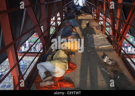 Dhaka, Bangladesh. 3 octobre, 2014. Les sans-abri du Bangladesh au couchage gare Gazipur Dhaka, tandis que des centaines d'autres personnes à domicile voyager dans leurs villages d'avance sur l'Eid Al-Adha célébrations. Des millions de personnes à rentrer dans leurs villages pour célébrer la grande fête, l'Aïd Al-Adha avec leurs familles. © Probal Rashid/ZUMA/Alamy Fil Live News Banque D'Images