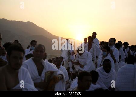 La Mecque, en Arabie Saoudite. 3e oct, 2014. Pèlerins musulmans se réunissent au sommet du mont miséricorde sur les plaines d'Arafat pendant le pic de l'haj annuel pèlerinage, près de la ville sainte de La Mecque le 03 octobre 2014. /Alamy Live News /Alamy Live News Crédit : ZUMA Press, Inc./Alamy Live News Banque D'Images