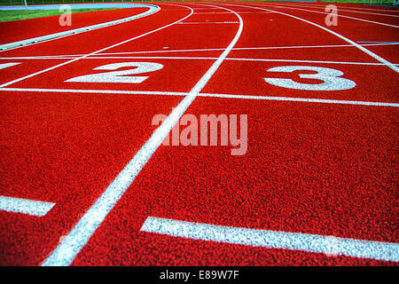 Piste de course rouge et blanc avec des numéros de lignes. lane Banque D'Images