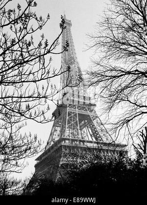 Années 70, France, Paris, Seine, la capitale, la Tour Eiffel par Gustave Eiffel, tour d'observation, un pylône en treillis de fer, attraction touristique Banque D'Images