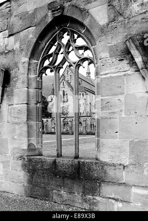 Achtziger Jahre, Blick durch ein Marienkapelle suis Masswerkfenster zur Benediktinerkloster Hirsau, Klosterruine dans Calw-Hirsau, Nordschwarzwald, Baden- Banque D'Images