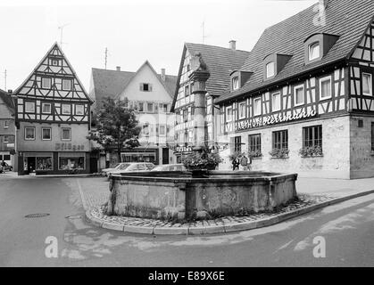 Achtziger Jahre, Fachwerkhaeuser Marktbrunnen und Am Marktplatz von Muensingen, Schwaebische Alb, Bade-Wurtemberg Banque D'Images