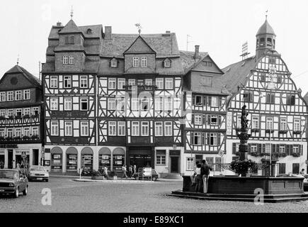 Achtziger Jahre, Marktplatz, Fachwerkhaeuser Fachwerkrathaus Marktbrunnen, und dans Butzbach, Wetterau, Naturpark Taunus, Hessen Banque D'Images