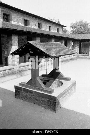 Achtziger Jahre, UNESCO Weltkulturerbe, Ziehbrunnen im Roemerkastell Saalburg à Bad Homburg vor der Hoehe, Naturpark Taunus, Hessen Banque D'Images