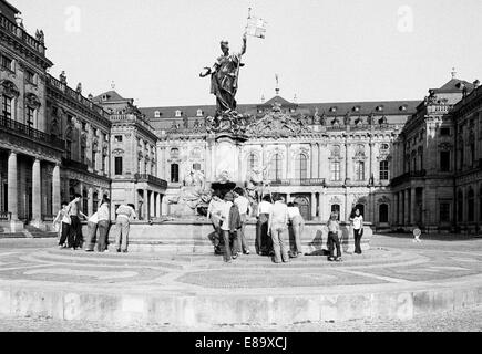 Années 80, D-Wuerzburg, principales, Franconia, Bavaria, Wuerzburg, Résidence Palace avant-cour, Frankonia Fontaine par Ferdinand von Miller, sculptures, groupe, château baroque Balthasar Neumann, touristes, visites, Site du patrimoine mondial de l'UNESCO Banque D'Images