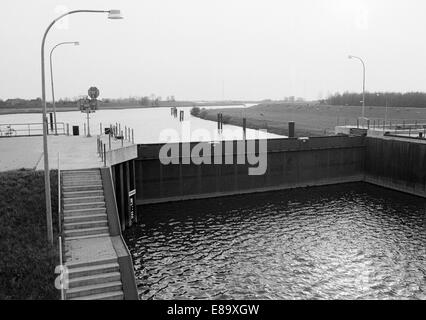 Achtziger Jahre, Muendung der Leda dans die Ems à Leer, Allemagne Banque D'Images