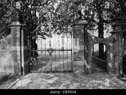 Achtziger Jahre, Schlosstor der Haneburg à Leer, Allemagne Banque D'Images