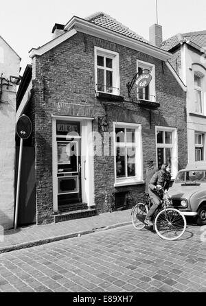 Achtziger Jahre, Maedchen auf Fahrrad vor, Backsteingebaeude Wohnhaus Neue Rathausstrasse 11 dans la région de Leer, Allemagne Banque D'Images