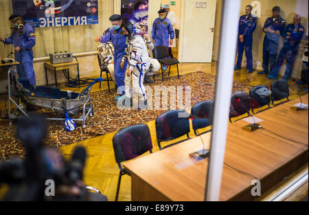Expedition 41 Elena Serova ingénieur de vol de l'Agence spatiale fédérale russe (Roskosmos), se prépare à avoir sa Fédération de Sokol s Banque D'Images