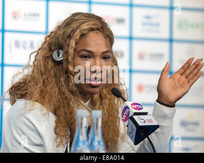 Beijing, Chine. 3e oct, 2014. Serena Williams, de l'gestes pendant la conférence de presse à l'Open de tennis de Chine à Beijing, Chine, le 3 octobre 2014. La championne Serena Williams a annoncé vendredi à se retirer de l'Open de Chine à cause d'une blessure. Credit : Zhang Yu/Xinhua/Alamy Live News Banque D'Images