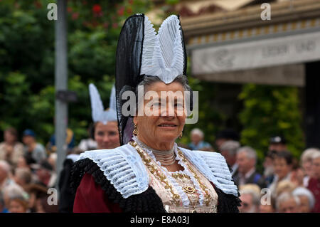 Costume traditionnel suisse, femme portant le costume traditionnel le dimanche avec une Uri coiffure de Frauenchäppli le symbole de statut Banque D'Images