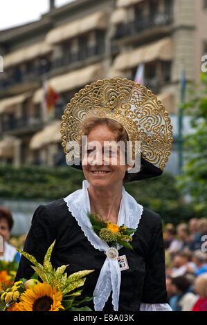 Costume traditionnel suisse, femme portant une coiffe Bodensee-Radhaube d'or de la Suisse orientale, Trachtenfest Interlaken Banque D'Images