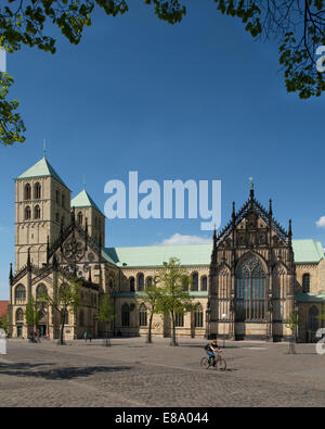 Le sud de l'avant vers l'Domplatz place de la cathédrale, la cathédrale de Münster, Münster, Rhénanie du Nord-Westphalie, Allemagne Banque D'Images