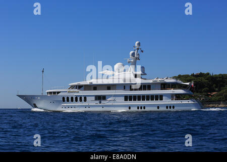 Yacht à moteur Horizon 92 chasseresse croise à Cap Ferrat, Cote d'Azur, France, Mer Méditerranée Banque D'Images