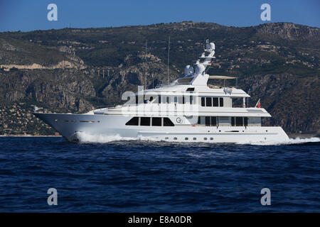 Yacht à moteur Horizon 92 rendez-vous traverse en face de Eze, Côte d'Azur, France, Mer Méditerranée Banque D'Images