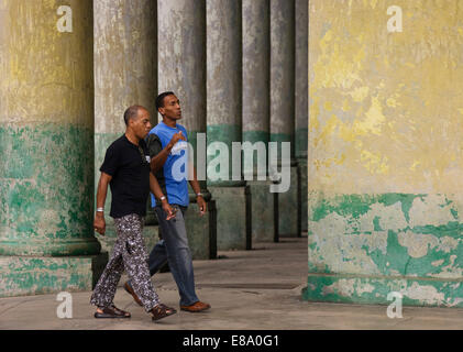 Deux hommes du passé, à pied de la Vieille Havane, La Havane, Cuba Banque D'Images