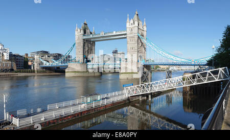 Vue de la jetée de Katherine à travers le Tower Bridge à City Hall, Londres, Angleterre, Royaume-Uni Banque D'Images