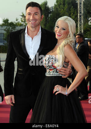 Cologne, Allemagne. 2 octobre, 2014. Cordalis Lucas arrive avec sa petite amie Daniela Katzenberger pour la cérémonie de remise des prix de la télévision allemande à Cologne, Allemagne, 2 octobre 2014. © AFP PHOTO alliance/Alamy Live News Banque D'Images