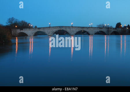 Chertsey bridge at night Banque D'Images