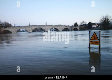 Pont de Chertsey, inondations Banque D'Images