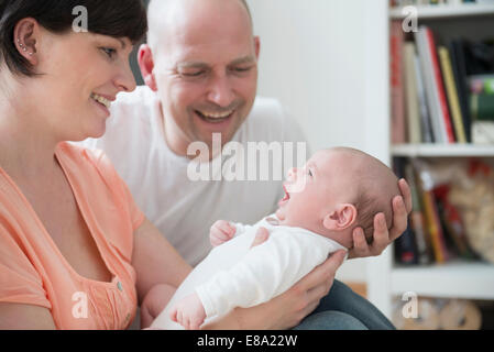 Les parents holding baby boy, smiling Banque D'Images