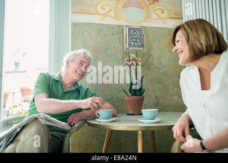Couple having coffee together, smiling Banque D'Images