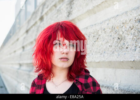 Jeune adolescente rebelle triste piercings Banque D'Images