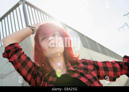 Young woman dancing cheveux teints rouge vif Banque D'Images