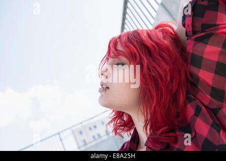 Portrait la rêvasserie adolescente cheveux teints rouge Banque D'Images