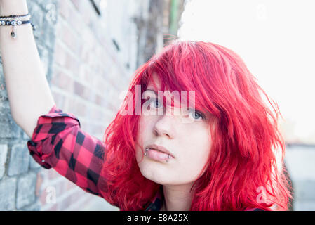 Close up Punk teenage girl piercings cheveux teints Banque D'Images